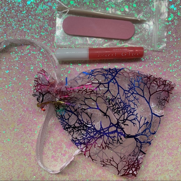 MATTE RED WITH BLING PRESS ON NAILS - Picture 2 of 3